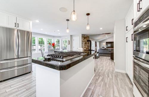 Private Pond and Indoor Pool Grand Arlington Villa! - Foto 9