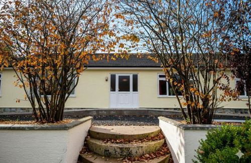 Round Park - A large dog friendly one level holiday cottage for groups and families - Photo 8