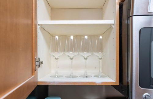 Luxury Stay-Free Parking-Amazon HQ-Nearby DC-Wifi-Pool-Gym - Photo 4