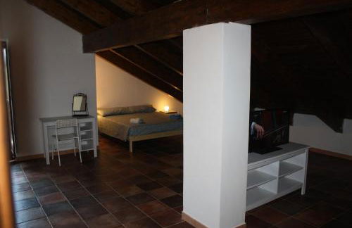 Tra il bosco e il lago - Foto 51