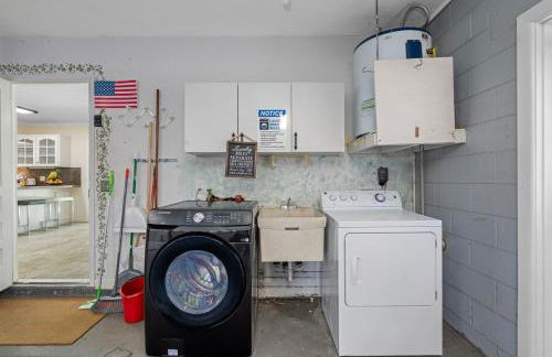 Spacious & Amazing Home w Big Pool and Patio - Photo 33