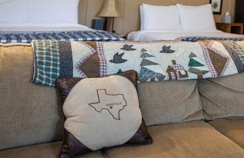 Hill Country Retreat - 1BR Cabin w Nature Views - Photo 8