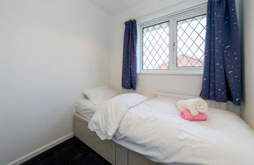 Cosy 3 Bedroom House near River Thames - Pass the Keys - Photo 8