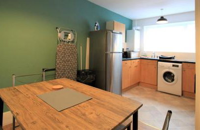 H21 -3 bed Close to Town Drive Parking 2 toilets Contractor Digs - Photo 23