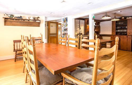 Private Tavern, Hot Tub, 8-Fireplaces, Spa Baths, Fire Pit, Baths Ensuite - Shop or Ski! - Foto 9