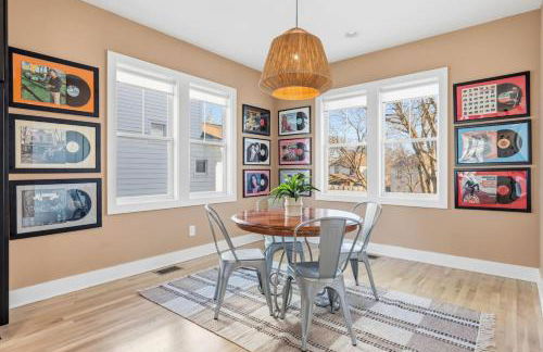 Modern House by Downtown with Garage and Fenced-in Yard - Foto 9