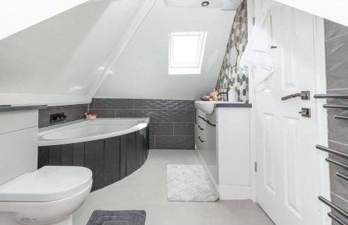 Modern 4 bedroom family home with driveway parking - Foto 8