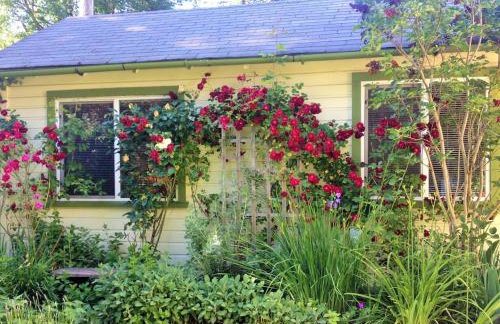 Charming Garden Cottage - Photo 12