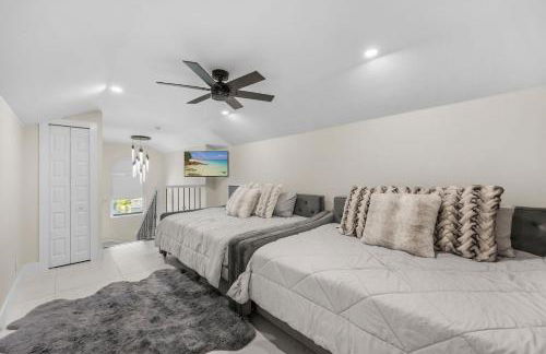 Luxe Pool Home minutes from the beach! - Photo 5