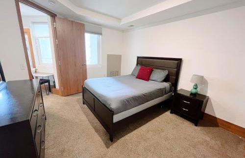 2BR Balcony Suite with Parking at The Grand Castle - Foto 18