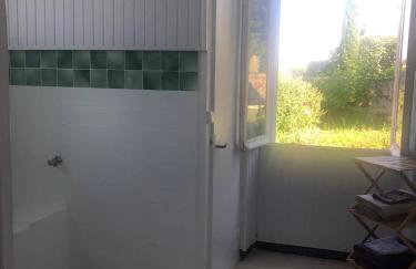 Maison charmante à Saint-Germain-de-Lusignan, parking privé - Foto 13