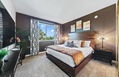 Beverly Hills 2 bed 2 bath Penthouse with Den and Parking 414 - Photo 1