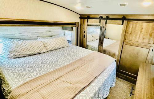 Puffy Panda RV-Hot Tub-Sleeps 2 - Foto 3