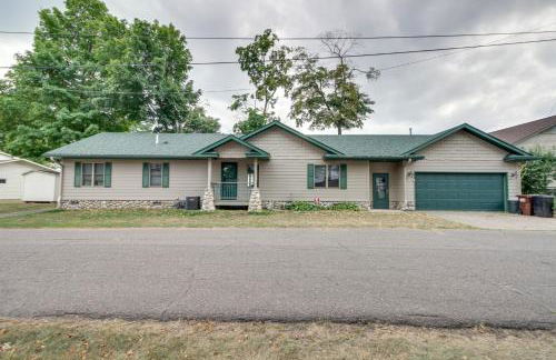 Lakefront Isle Escape with Dock and Fire Pit! - Foto 31