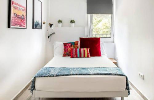 Charming Apartment With Vibrant Accents - Photo 11