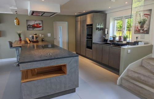 Unique, Spacious, Self-Built Eco Home with huge garden and movie room - Photo 17