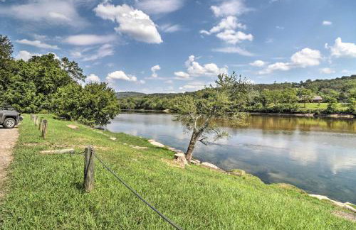 Walk to White River Home with Deck in Flippin! - Foto 30