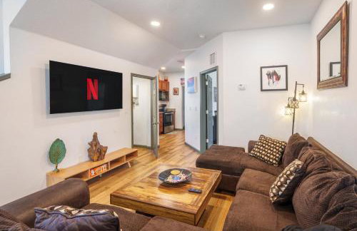 Stylish & Quiet 3BD Sleeps 8 Near Stadium & Downtown - Foto 1