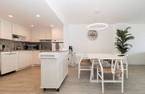 Stunning & Spacious Resort-Style Condo Across From Beach! - Foto 7