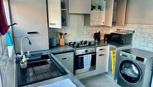 Luxurious Wolverhampton Retreat with 4 Bedrooms - Foto 3, stove