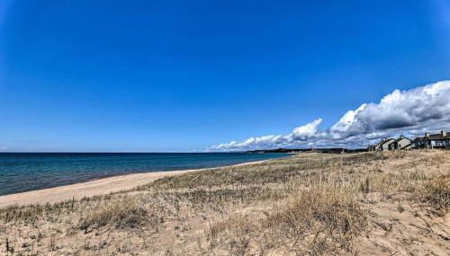 Bright Manistee Condo with Beach and Pool Access! - Foto 3