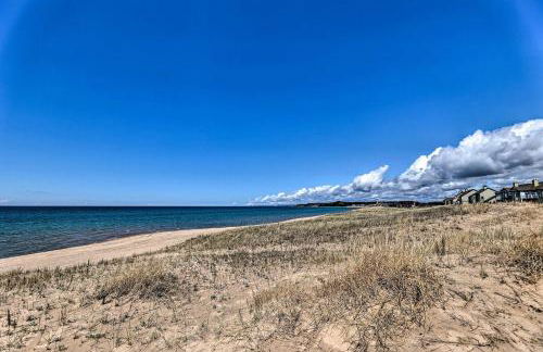 Bright Manistee Condo with Beach and Pool Access! - Foto 3