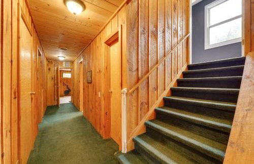 Porch and Views Queensbury Three Family Lakehouse - Foto 11