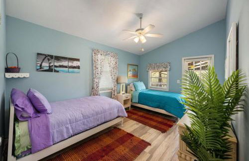 Gulf Access Waterfront Oasis with Heated Pool! Near Beach & Mercato! - Foto 9