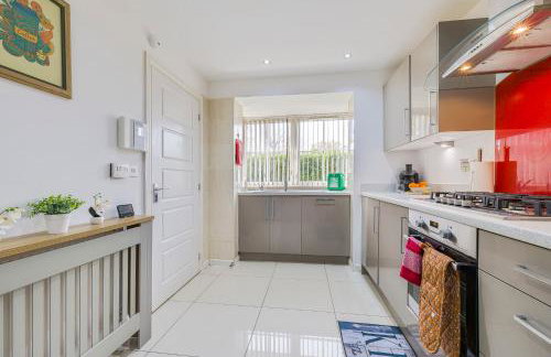 Casa Lana - Spacious and Stylish 4-Bed Home Near Gatwick with Free Parking - Foto 38