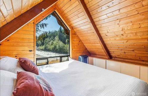 NEW: Steps from White River near Mount Rainier National Park - Foto 28