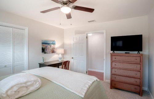 Beachside snowbird escape with fenced yard & washer/dryer - walk to beach access - Foto 18