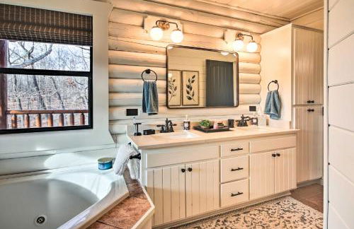 Enchanting Forested Cabin with Fire Pit and Grill - Foto 15