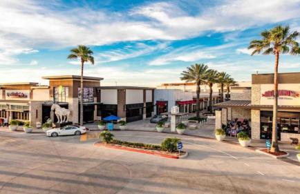 Spacious Poolside Oasis with Easy Access & Parking - Foto 19