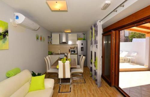 Holiday Home Belmondo- Three Bedroom Home with Terrace and Private Pool A6 - Photo 7