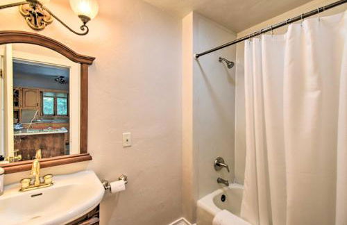 Walkable Lake Elkhart Apt Dine, Shop, Swim! - Foto 14