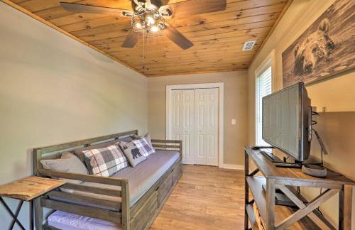 Woodsy Mountain-View Getaway with Hot Tub! - Foto 13