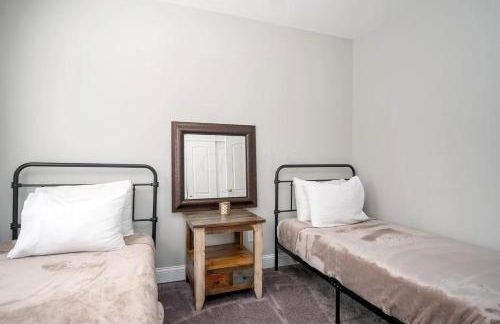 Beautiful 4 Bedroom House Near Downtown Columbus with Garage Parking and Backyard - Foto 21