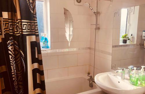 Cheerful 4 bedroom house with garden free parking - Photo 26