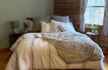 Cozy Cabin near Lake Ontario Ideal for a Family Retreat - Photo 2