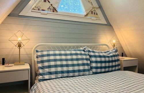 Kingsdowns Top Family Chalet, stunning and cosy interiors, indoor heated pool, mini golf, tennis court, BBQ and beach! - Foto 20