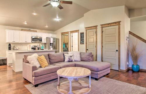 Townhome with Private Hot Tub, 8 Mi to Downtown - Foto 1