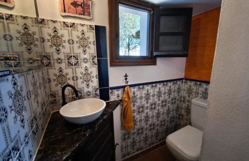 Künstlerhaus Finca Madreselva mit atemberaubenden Weitblick mit Infinitypool, kleinen Teichen und vielen Sitzplätzen in Tolox Malaga im Nationalpark Sierra de las Nieves, ideal für Entspannung, aber auch zum Wandern - Foto 33