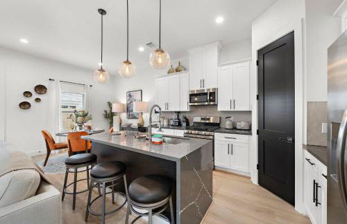 Near DT & Med Center Townhouse WiFi Games Pets - Foto 12