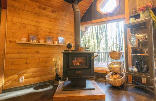 Luxurious European Chalet in the Forest with Riverview - Foto 11