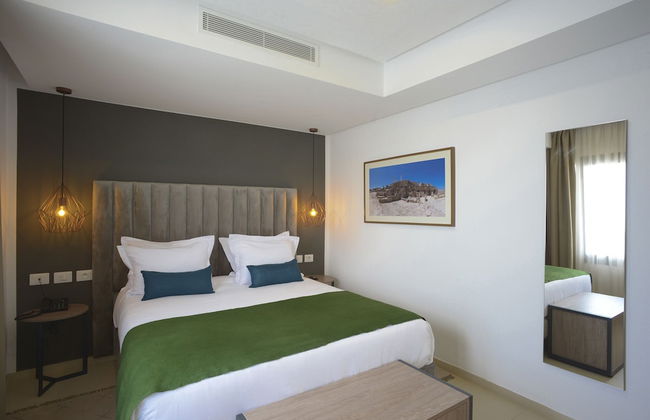 Maia Hotel Suites - Photo 27