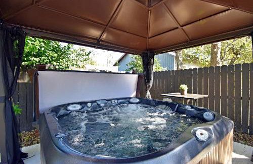 Private Hot Tub - Walk to Pearl - Pet Friendly 3BR - Foto 24
