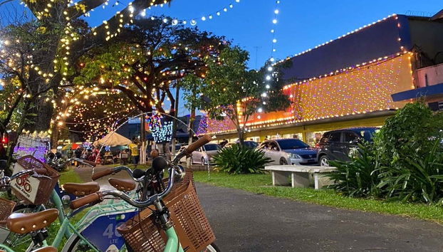 Viendo Georgetown subidos en las bicicletas