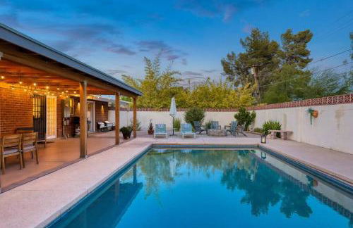 Stylish Mid-Century Oasis with Pool - Foto 37