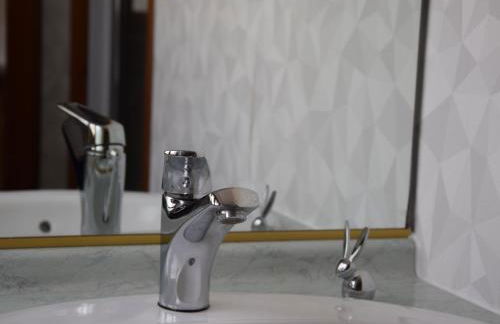 Maison spacieuse avec jardin, BBQ, table de ping-pong, proche commerces, pour 9 personnes et bébés - FR-1-581-96 - Foto 4