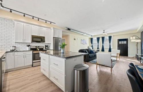 Upscale King Bed Suite with Full Workspace and Free Parking - Foto 1